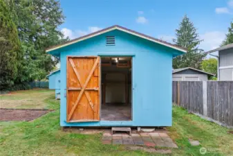 Extra shed located behind garage