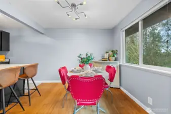 This cute dining table and chairs can stay with the house!