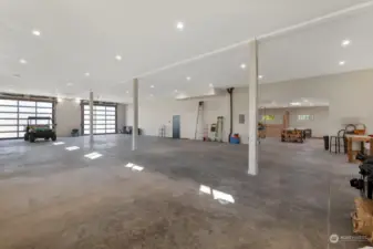 4784 SF garage with 1/2 bath,