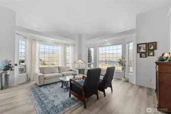 Living area views - Mountains & Lake Osoyoos