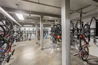With a Walk Score of 98, a Bike Score of 89, and a Transit Score of 76, this location is a true Capitol Hill triple threat. Whether you're cycling to work or strolling to dinner, Garden Court supports your car-free lifestyle with secure community bike storage and unbeatable urban convenience.