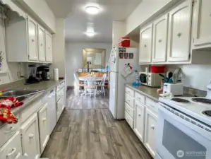 Single family with spacious kitchen, light and bright spaces.