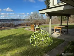 SIDE YARD- Looking towards East Bay