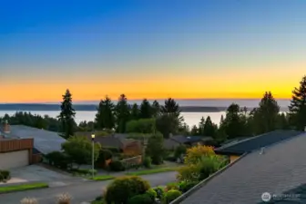 The neighborhood and street enjoys wireless views!