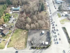 Ideal visibility. An estimated 45,000 vehicles per day, per WSDOT's AADT (Annual Average Daily Traffic) Study.