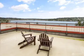 Gorgeous views of Lake Washington from your community rooftop deck!