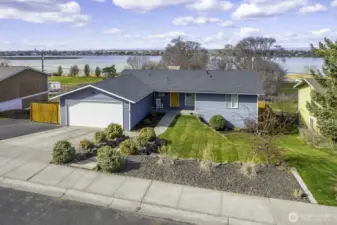 2800+ Square feet of home featuring 5 bedrooms & 2.5 Bathrooms. Don't miss this great opportunity for a home with stunning views in Moses Lake!