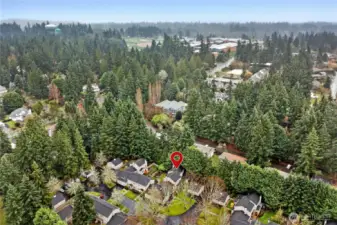 Such a fabulous central location! Not far from restaurants, the farmers market, waterfront trails, shopping and the ferry.