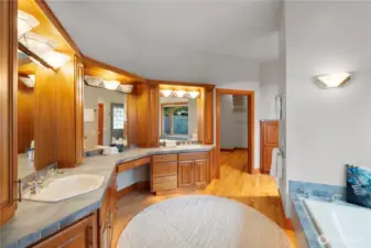 Double sinks, soaking tub