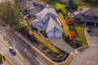 Gorgeous custom home on corner cul-de-sac lot!