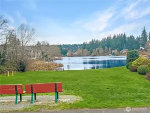 Community area across the street makes it easy for launching boats, paddleboards Etc. Perhaps, relaxing while watching all the wildlife that visits Smith Lake.