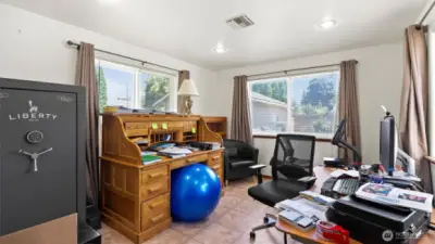 Bonus room off of primary bedroom (office, craft room or nursery)