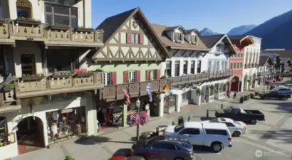 15 minutes to the Bavarian town of Leavenworth's year round events.