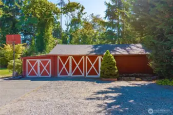 Expansive outbuilding/shop