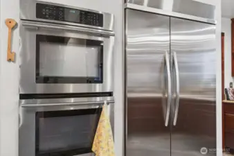 Double oven with commercial grade refigerator