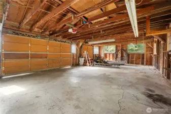 Parking garage adjoining shop space