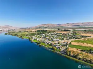 Endless Water Fun  Watersports welcome! Add a private buoy to tie up your boat & explore sandy beaches all along Lake Entiat.