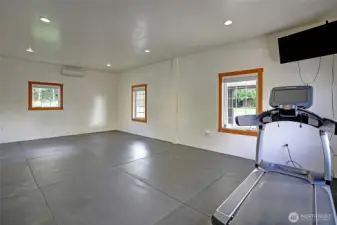 Finished Studio Space w/ Heat and AC~