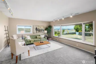 Large familly room. Look at those windows!