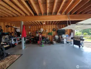 Huge garage in pristine condition.