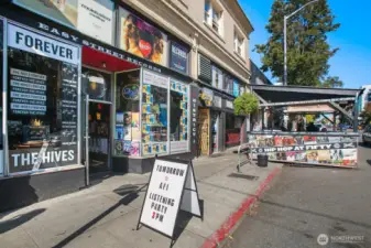 Living here means being right by Easy Street Records and the Junction — breakfast at the café, flipping through vinyl anytime, and even catching live shows. Plus, you’re surrounded by shops, coffee, and a lively neighborhood vibe.