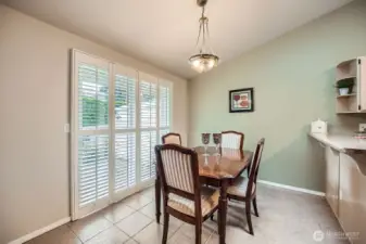 Large dining room can extend table & seating to 8-10