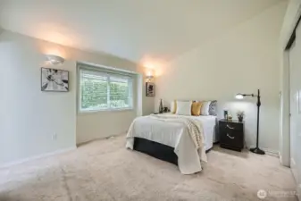 Big primary suite w/vaulted ceiling, upgraded wall sconces