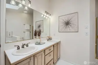 5 pc primary bath. Double sinks a plus!