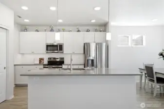 Breakfast Bar & Room to Entertain