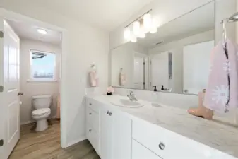 Upstairs Full Bathroom