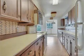 Kitchen - if you love the retro vibe, this Kitchen is for you! Super efficient and functional! All appliances stay!