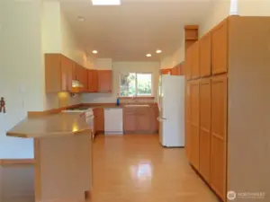 THE CHEF WILL ENJOY THE GOURMET KITCHEN WITH PENINSULA EATING BAR AND CONVENIENT STORAGE CABINETS!