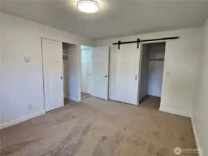 Primary Bedroom w/ Walkin closet