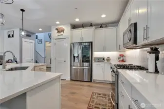 New stainless appliances (microwave is only 5 yrs old)