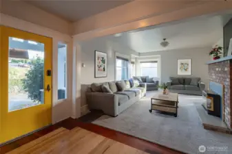 Entry/Foyer *Partially Digitally Staged