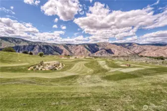 FORE the golfers—Desert Canyon Golf Course is only 2 minutes away, making it easy to book an early tee time and still enjoy an afternoon of boating.