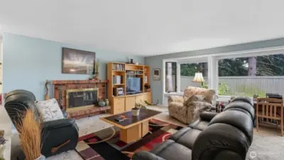 Wonderful natural light from the windows.