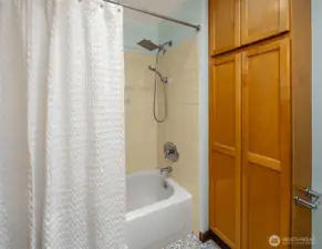 Full upstairs bathroom