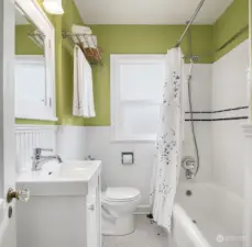 Full Bathroom on Main - Very Cute!