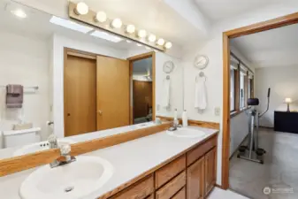 Primary en-suite w/ linen closet & double sinks