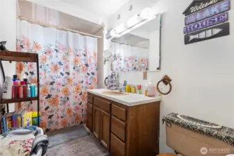 Main level - bath