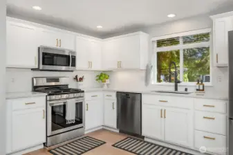 Kitchen appliances are all stainless steel – Samsung oven with a gas cook top,