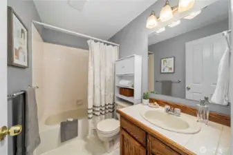2nd floor full bathroom.