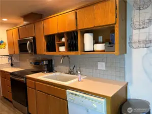 Efficient kitchen setup for easy cooking & cleanup