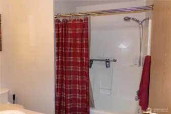 2nd Full tub/shower