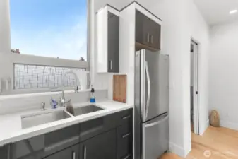 The sink window allows so much light into this room!