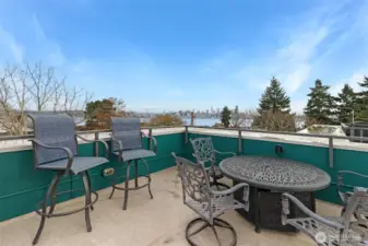 Imagine summer parties with friends on the roof.