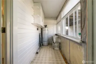 mudroom with washer and dryer hookups