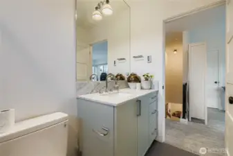 Level 4 shower & bathroom