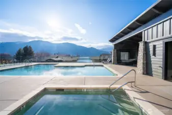 Yacinde pool and hot tub